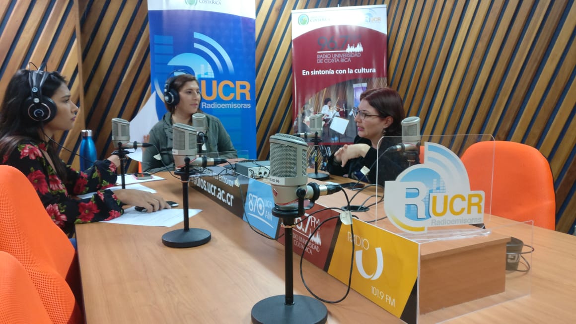 Mónica Marín (a la derecha) comparte cabina con María del Mar Izaguirre (a la izquierda) y Valeria Piedra, durante la entrevista realizada.