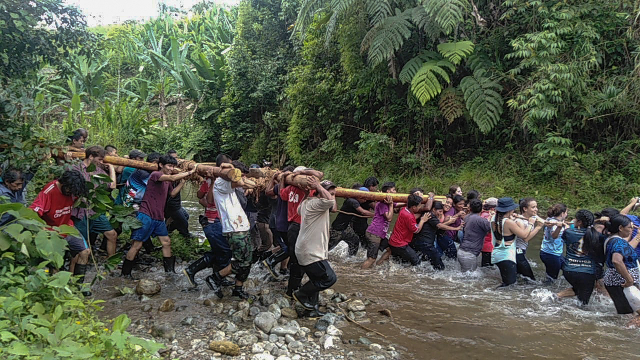 Jala de la Piedra a través del río.