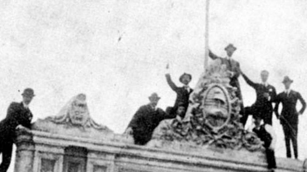 img-galeria-quote-La Reforma Universitaria constituyó uno de los movimientos de transformación universitaria más relevantes en la historia de las instituciones educativas superiores de América latina. Democratizó el gobierno de las universidades, y abrió la posibilidad a los sectores medios de acceder a un título universitario.