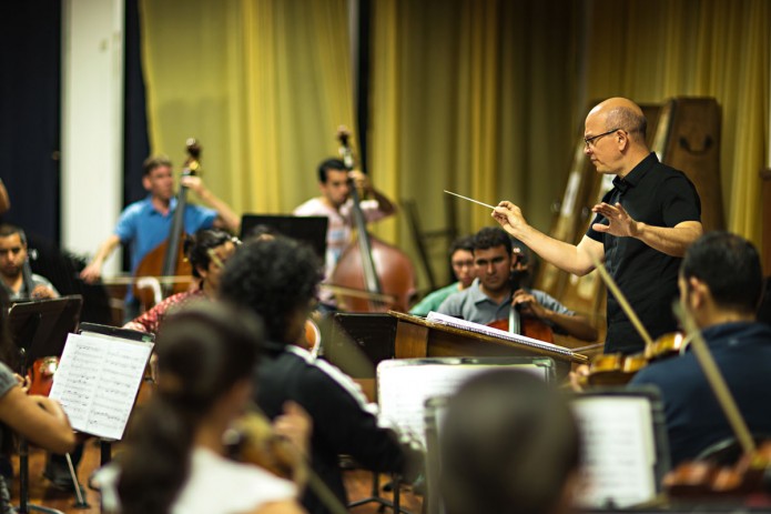 img-noticia-Además de director residente de la Orquesta Sinfónica Nacional, Eddie Mora es director Artístico de la Orquesta Sinfónica de Heredia (OSH).  Foto tomada del sitio eddiemora.com