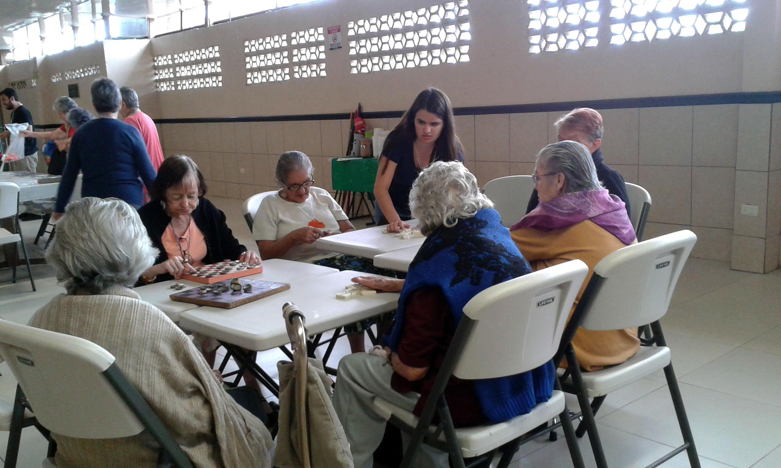 El TCU ha desarrollado actividades con la población adulta mayor. En este caso se desarrolló un taller en el Hogar diurno del adulto mayor de Aserrí en el 2015. Foto cortesía TC-160