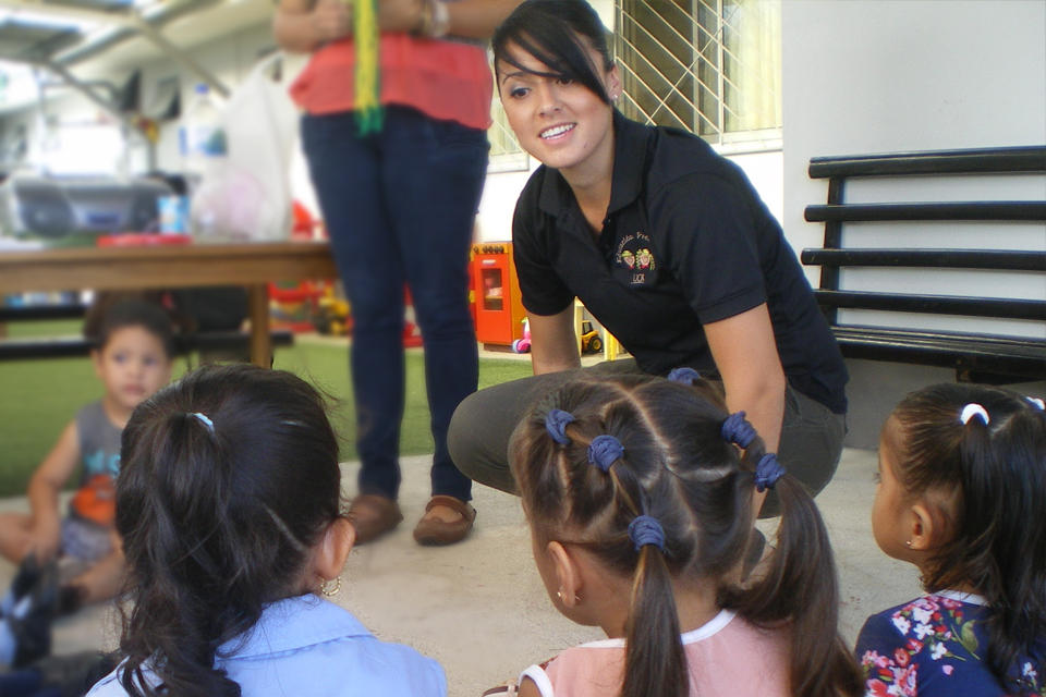 Estudiantes del TCU brindaron las charlas sobre alimentación saludable a niñas y niños del CEN-CINAI de San Rafael de Guatuso.  Foto: Hilda Carvajal Miranda.