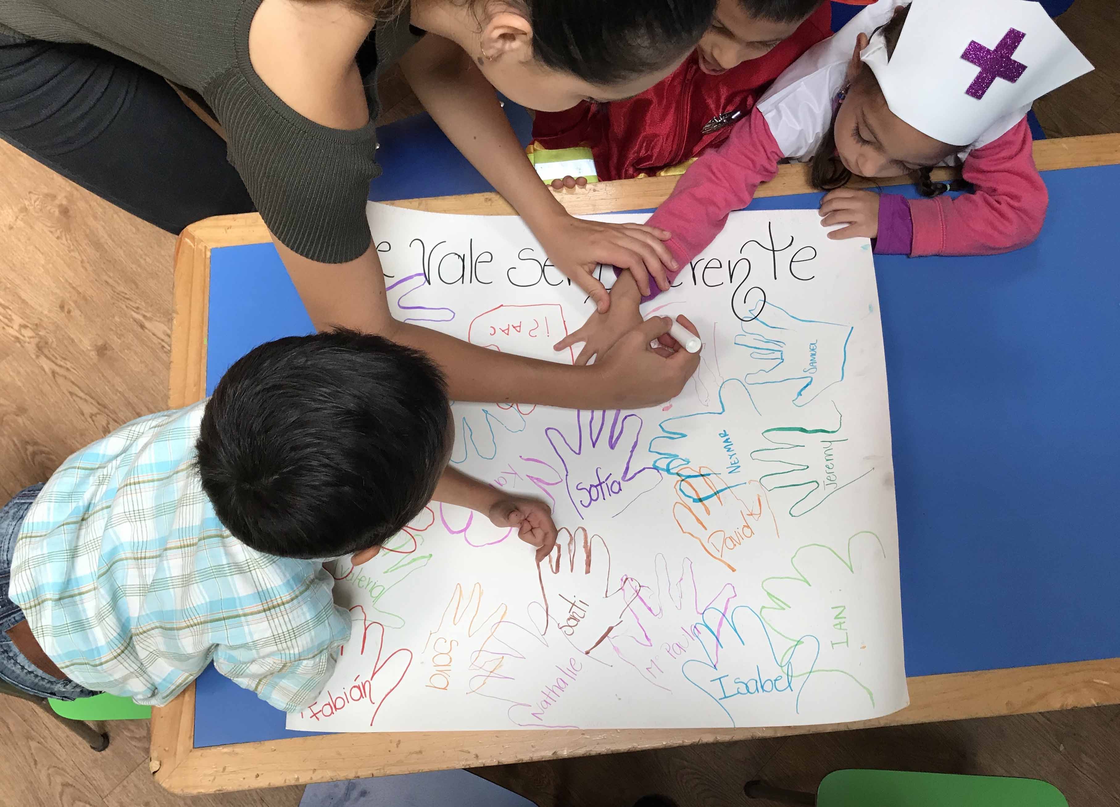 Se han desarrollado talleres de sensibilización con estudiantes de primaria y secundaria sobre la situación y derechos de las personas migrantes y refugiadas. Foto cortesía TC-480 [01.JPG]