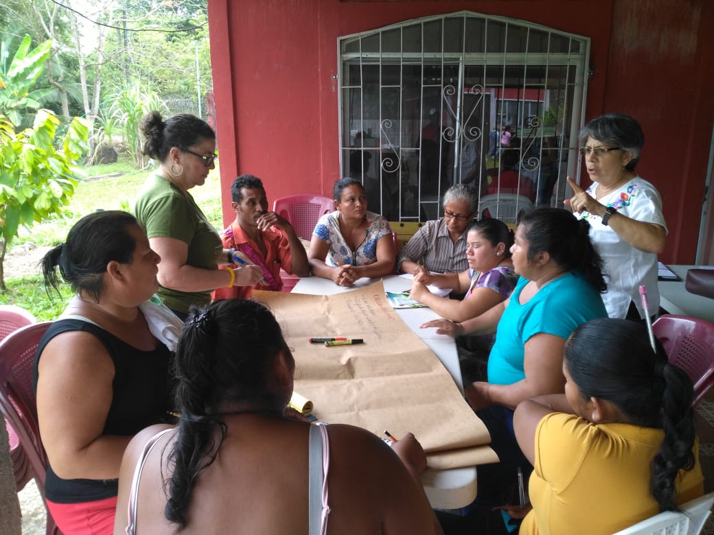 img-noticia-El acompañamiento en la comunidad ha sido fundamental para trabajar el tema de redes de apoyo y las diferentes maneras de hacer economía. Foto cortesía ED-3391