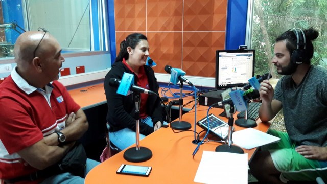 Presentador del programa, Jonathan Pérez (a la derecha) junto a Paola Mayorga y Ramón Cole, representantes del Rugby en Costa Rica. Fotografía cortesía de En Movimiento. 