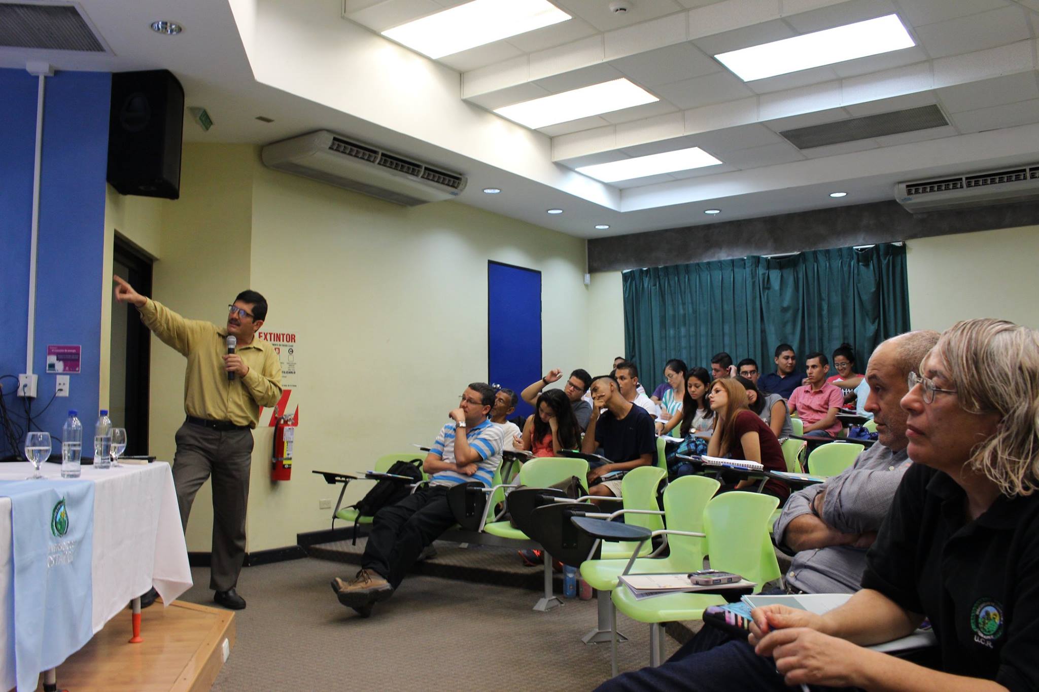 El M.Sc. Guido Barrientos Matamoros, capacitador del Programa Estado de la Nación del CONARE explica a los y las estudiantes de la Sede de Guanacaste los principales resultados del XXI Informe del Estado de la Nación (foto Enrique López).