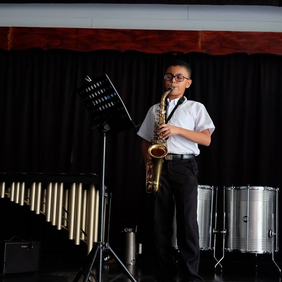 Las Etapas Básicas de Música son espacios que promueven el fortalecimiento de habilidades para tocar distintos instrumentos musicales. Las clases se imparten a personas de distintas edades. Foto: Etapa Básica de Música Sede del Pacífico.