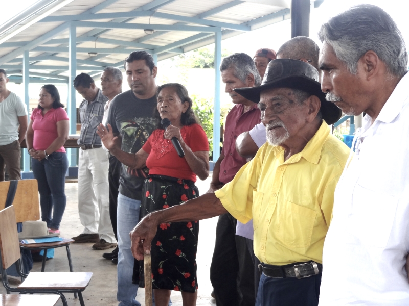 img-noticia-Los habitantes bröran plantearon a la delegación de la UCR algunos de los temas prioritarios para su comunidad. Foto Eduardo Muñoz