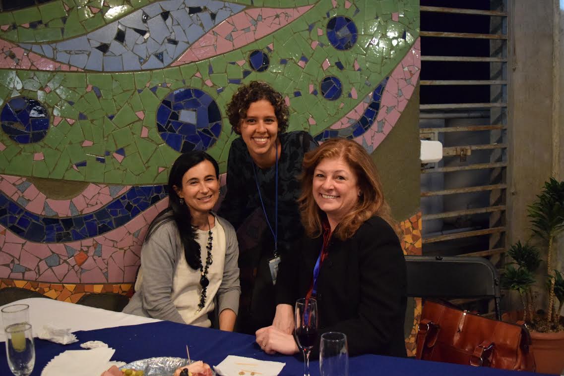 Coordinadora de la actividad, M.Sc. Lucía Alvarado Cantero, junto a las invitadas internacionales Dra. Silvia Betti y Dra. Marta Fairclough. Fotografía cortesía del Congreso. 