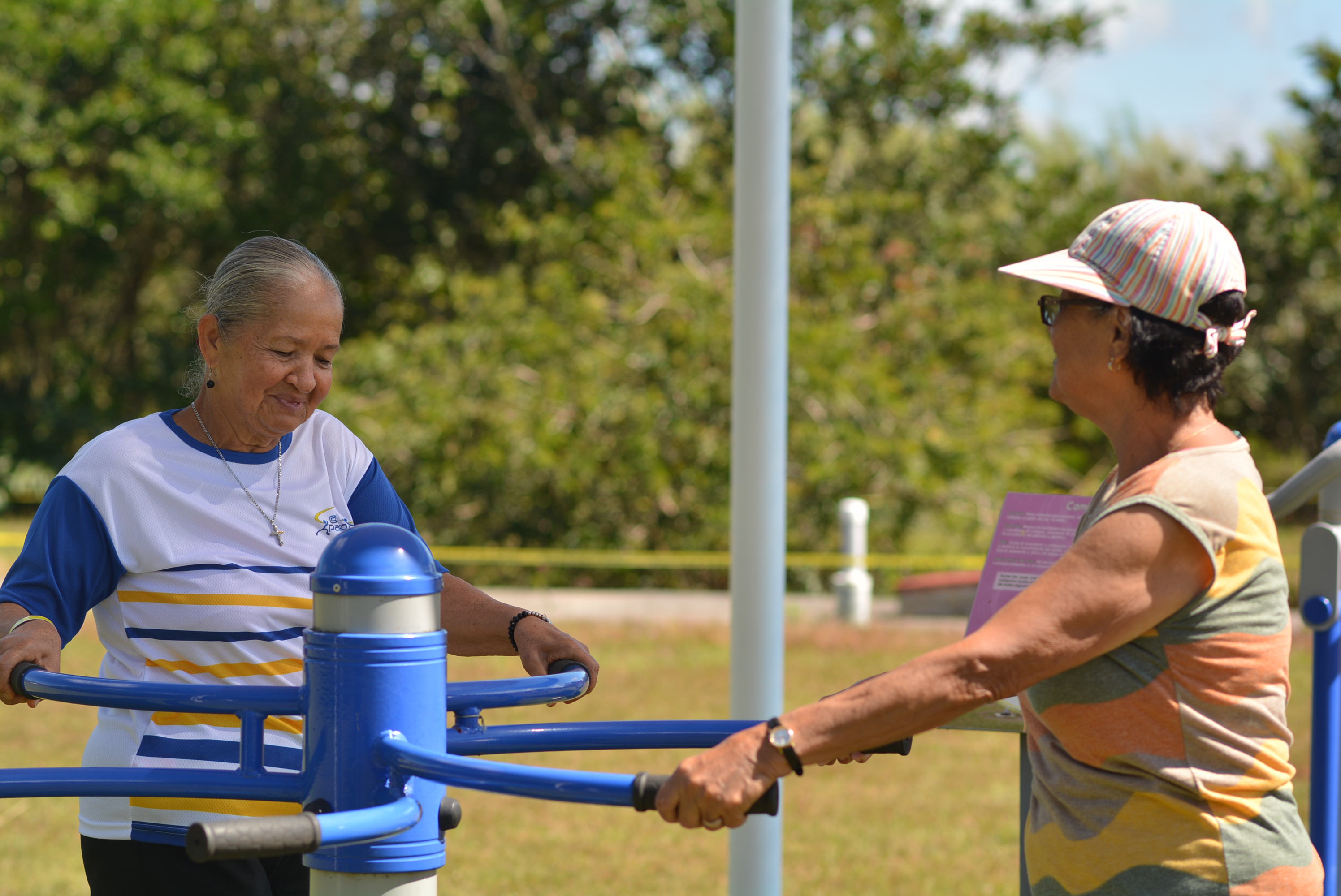 Doña Claudia Coto Ortega (a la izquierda), participó de las actividades de “Abuelitos y Abuelitas en la U”, así como del día familiar. Fotografía por Michael Álvarez. 