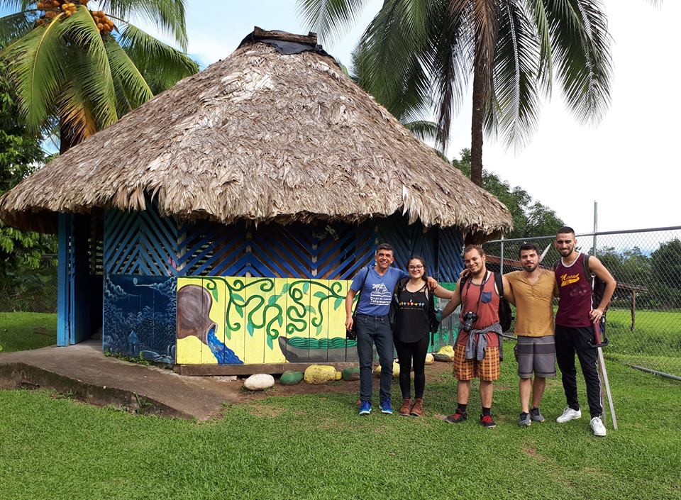 Rincón de Cuentos de la Escuela Sepecue 2, Talamanca.  Carlos Rubio acompañado por los estudiantes Mitzy Vindas, Stéfano Castro, Renato Franco y Adrián Jiménez.