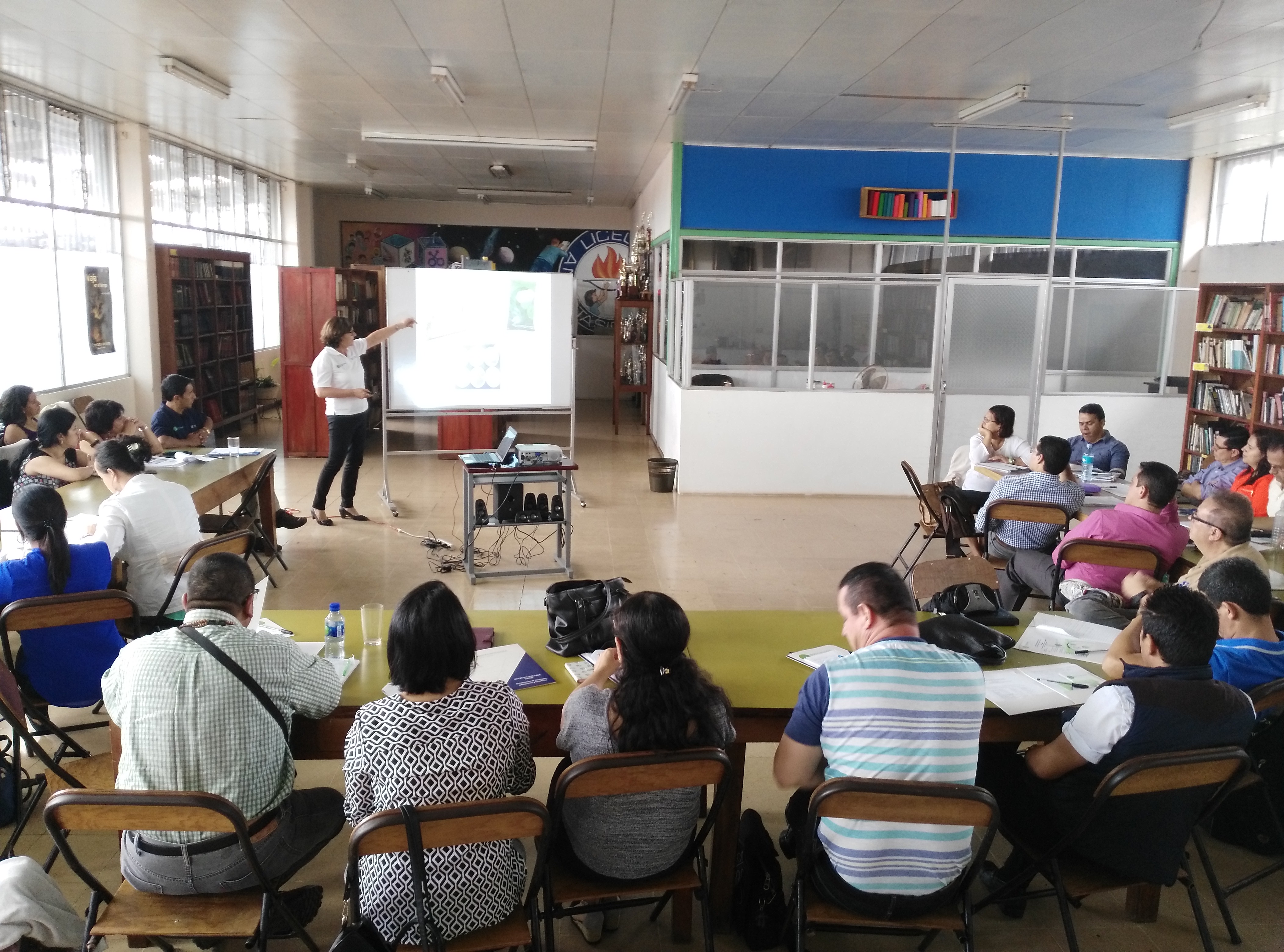 Los asesores pedagógicos en ciencias del MEP, recibieron talleres donde  se les expuso los principales usos de la biotecnología. Foto cortesía del programa.