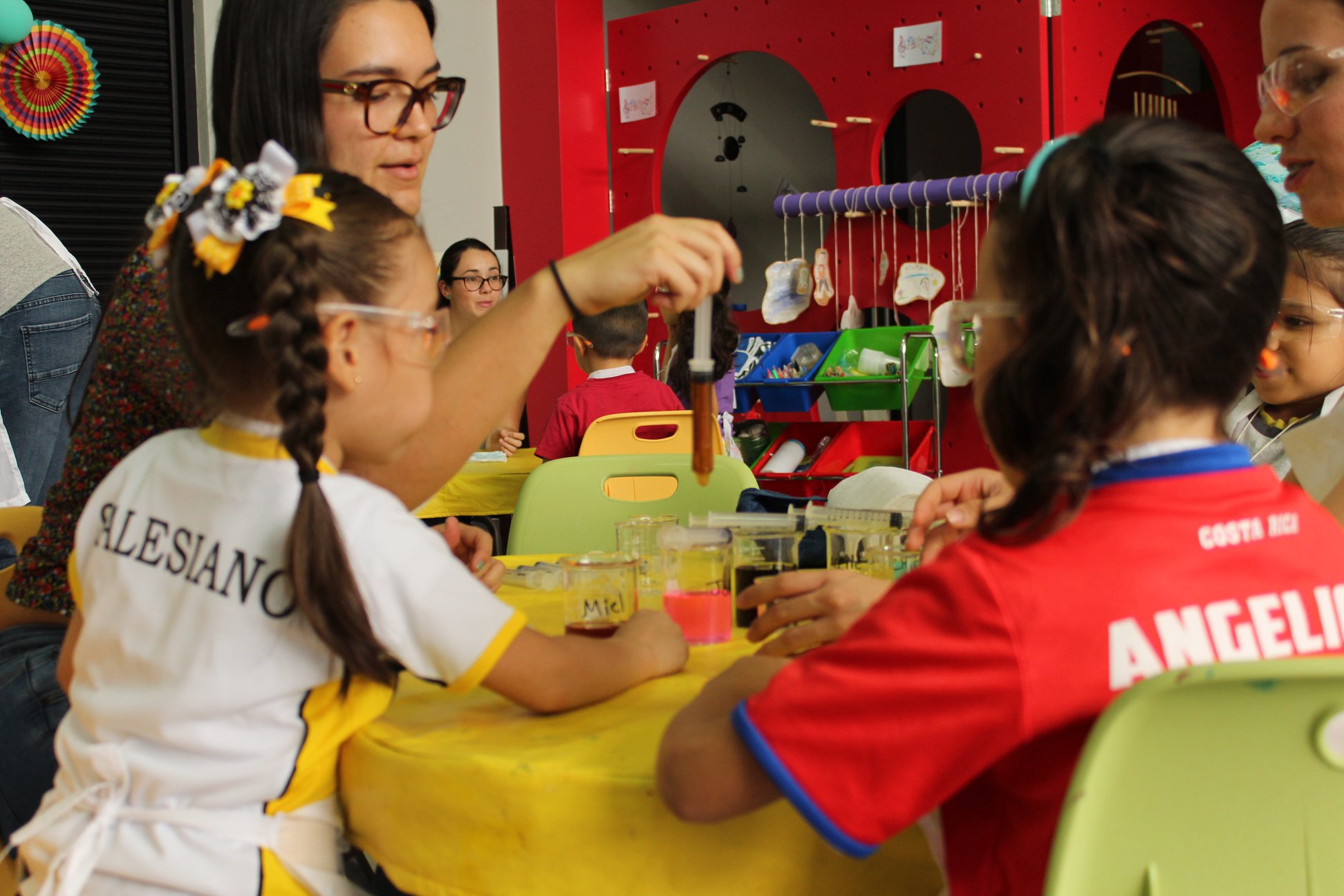 El TCU le enseña a los niños y niñas que no se necesita de muchos materiales o de elementos complicados para estudiar la ciencia, sino que, con cosas que se pueden encontrar en el hogar es posible estudiarla y aprender de ella. Fotografía tomada del Facebook de Parque La Libertad. Fotografía tomada del Facebook de Parque La Libertad.