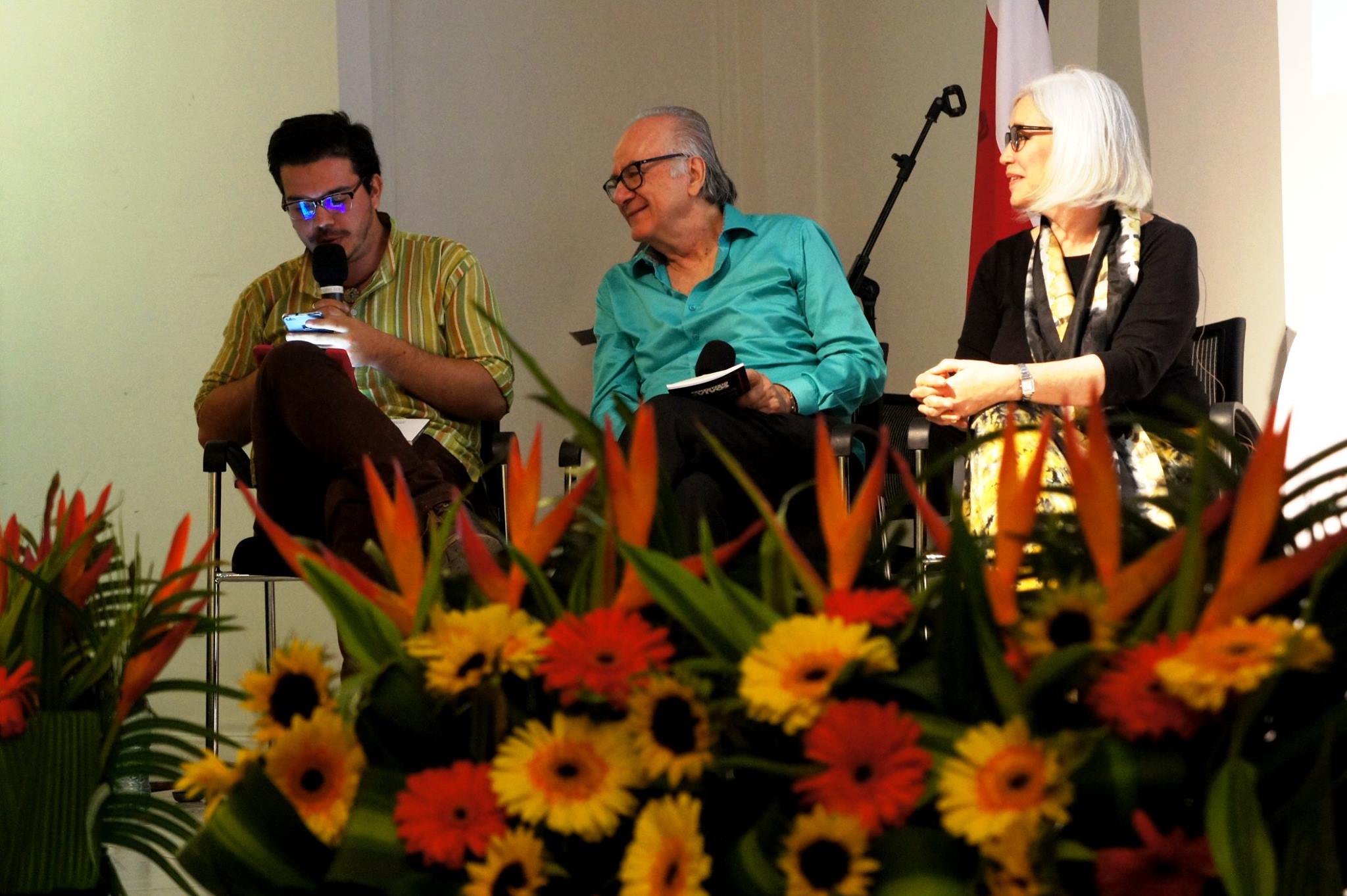 img-noticia-El Dr. Boaventura Sousa Santos, invitado especial, recitó su poesía en portugués y destacó la importancia del lenguaje en el que se escriben los textos. Foto: Cristian Esquivel, Extensión Cultural 