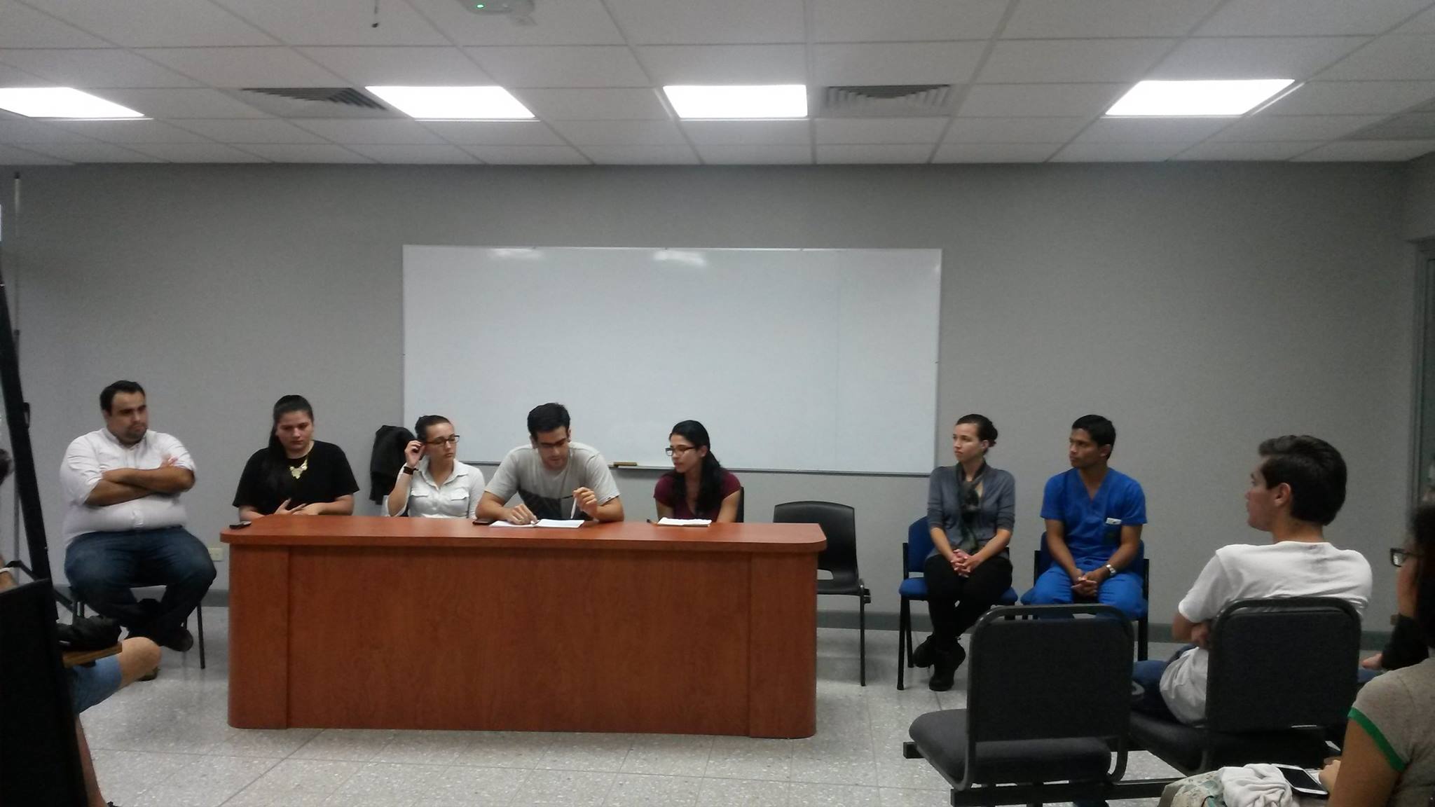 Los y las participantes del conversatorio: Othoniel Muñoz, Melania Rodríguez, Gloriana Acosta, Daniel Fernández (moderador), Valeria Montoya, Silvia Salazar y Jordan Durán. Se ausenta en la fotografía Isaac Vargas. (Fuente: Comisión de Acción Social de Psicología)