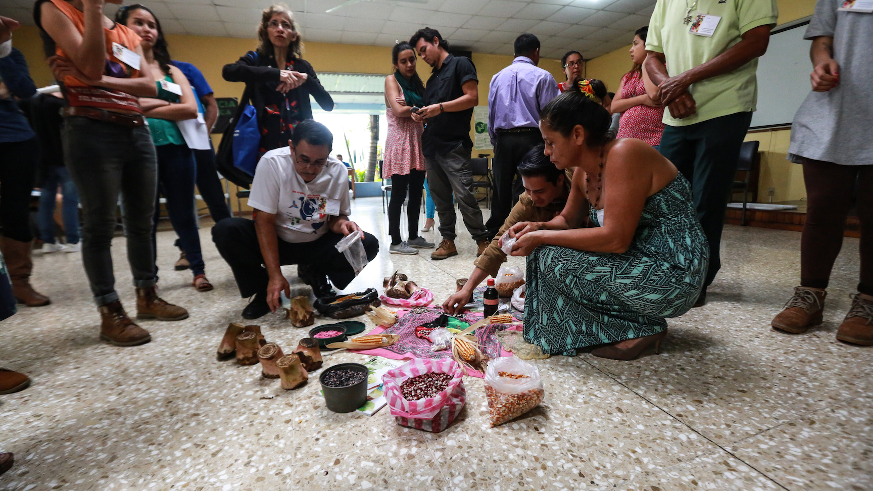 img-noticia-El segundo día del encuentro se hizo un intercambio de semillas entre las personas participantes como acto simbólico del compartir y la integración de las comunidades. Foto Erick Gómez