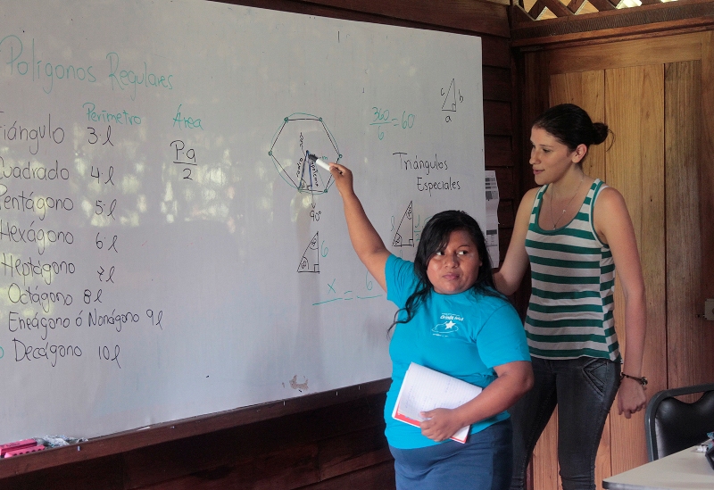 img-noticia-Estudiantes de la Universidad de Costa Rica apoyan a colegiales de territorios indígenas, con el objetivo de que mejoren las posibilidad de ingreso a la Educación Superior. Foto: Denis Castro. 