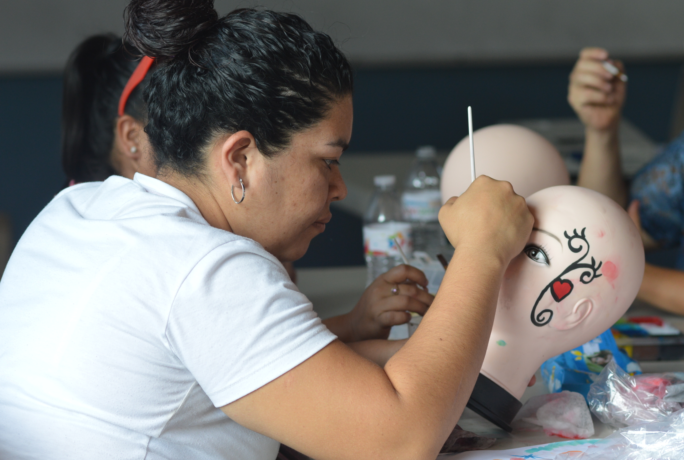 Un grupo de 20 mujeres seleccionadas por el INAMU participaron del Taller de Pintacaritas. Fotografía por Mariana Arce. 