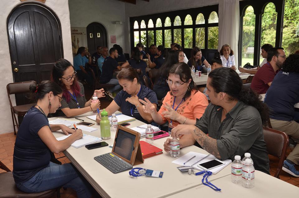 El personal que participó en el Encuentro socializa las discusiones grupales sobre el quehacer de la Acción Social. En la foto se observa al Dr. Tommasino (de frente), la vicerrectora M.L. Marjorie Jiménez Castro y el Dr. Oscar Jara, quien forma parte de la Comisión organizadora del Foro de Acción Social. Foto: Claudia Castro Sandí