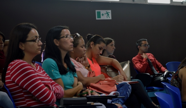 A la actividad asistieron padres y madres de familia, así como profesionales de distintas áreas. Fotografía de Esteban Cubero.  