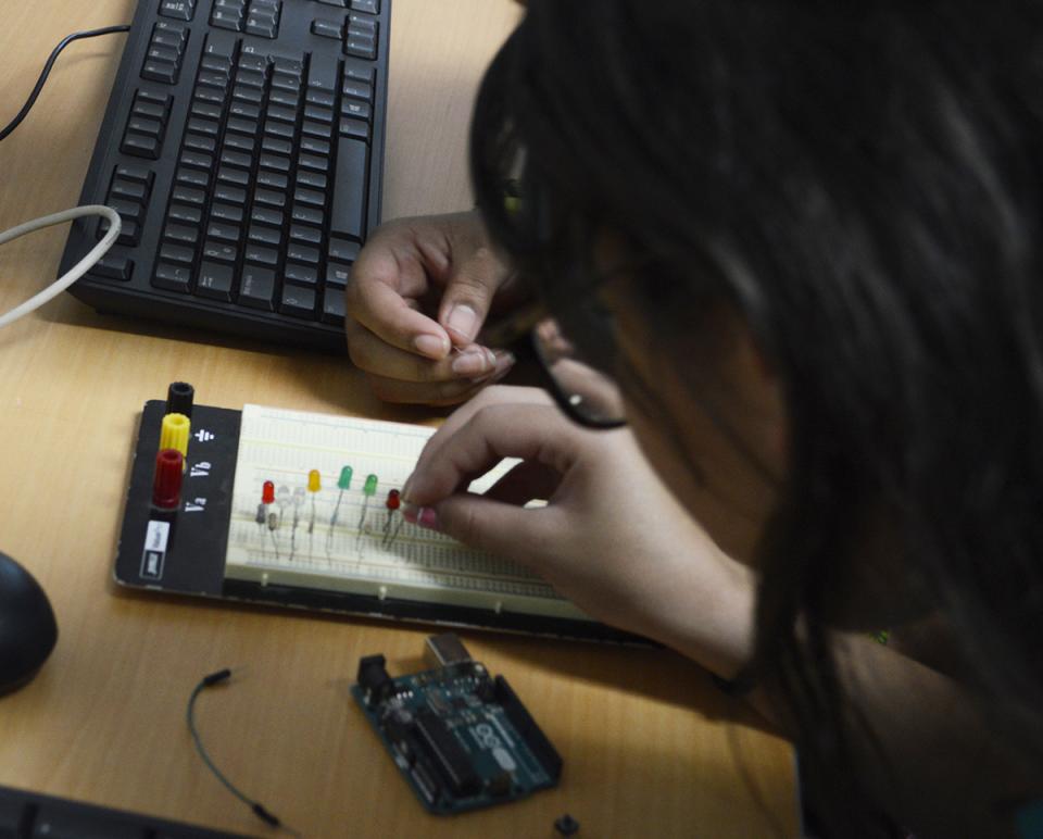 Como parte de la Semana de la Mujer en la Ciencia y la Tecnologìa, las estudiantes de quinto año participaron en talleres de Geología, Ingeniería Eléctrica, Tecnología de Alimentos y Arte. Foto: Valeria Piedra.