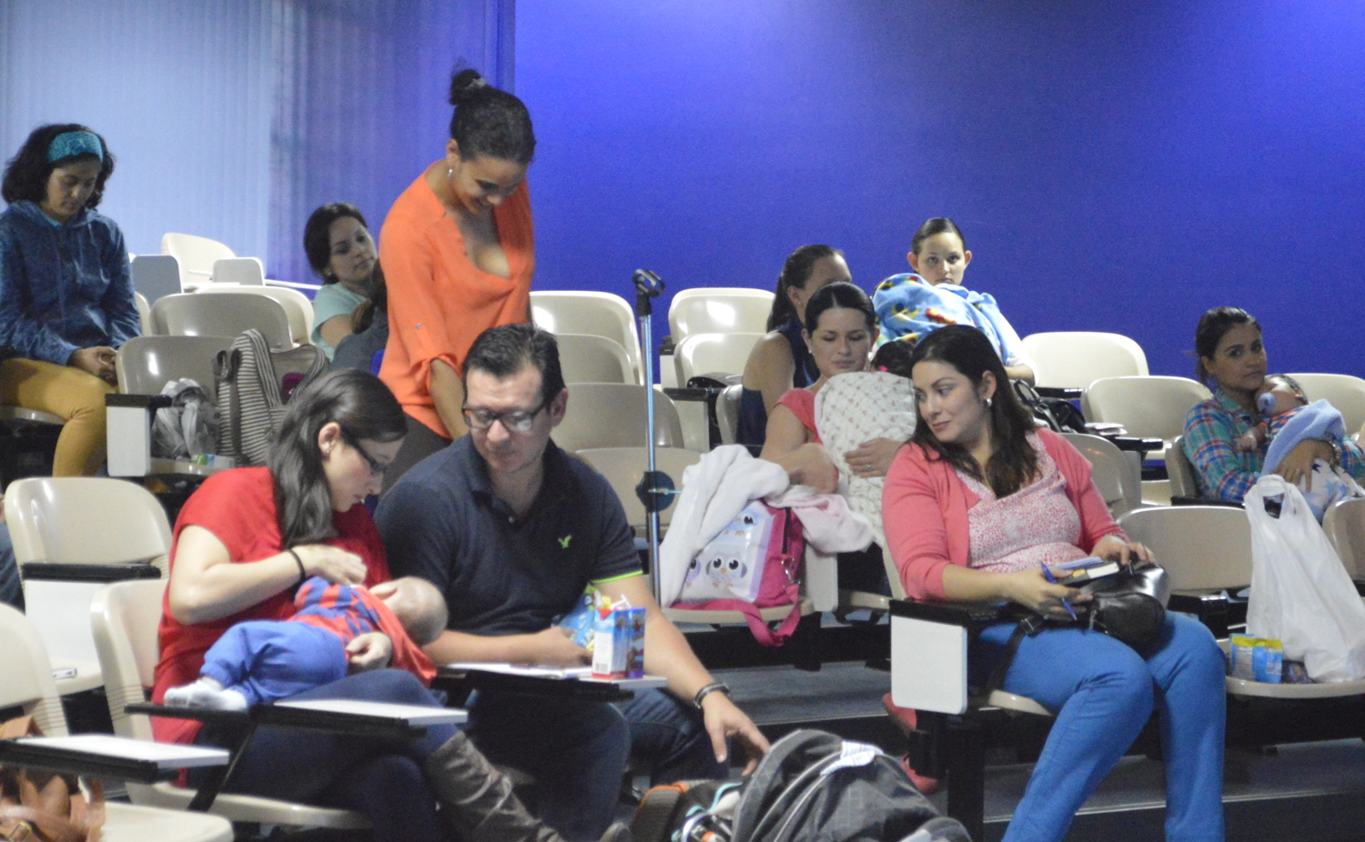 img-noticia-Madres y padres de bebés en período de lactancia, asistieron a la jornada organizada por el INISA para derribar mitos y aclarar dudas sobre sus derechos.  Foto Hilda Carvajal Miranda.