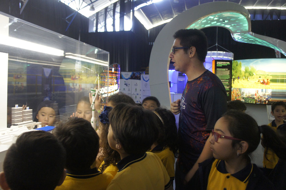  Un grupo de estudiantes del TC -UCR trabajan como expositores en el Túnel de la ciencia; José Antonio Garro es el coordinador. Foto por: Lillianne Sánchez Angulo.