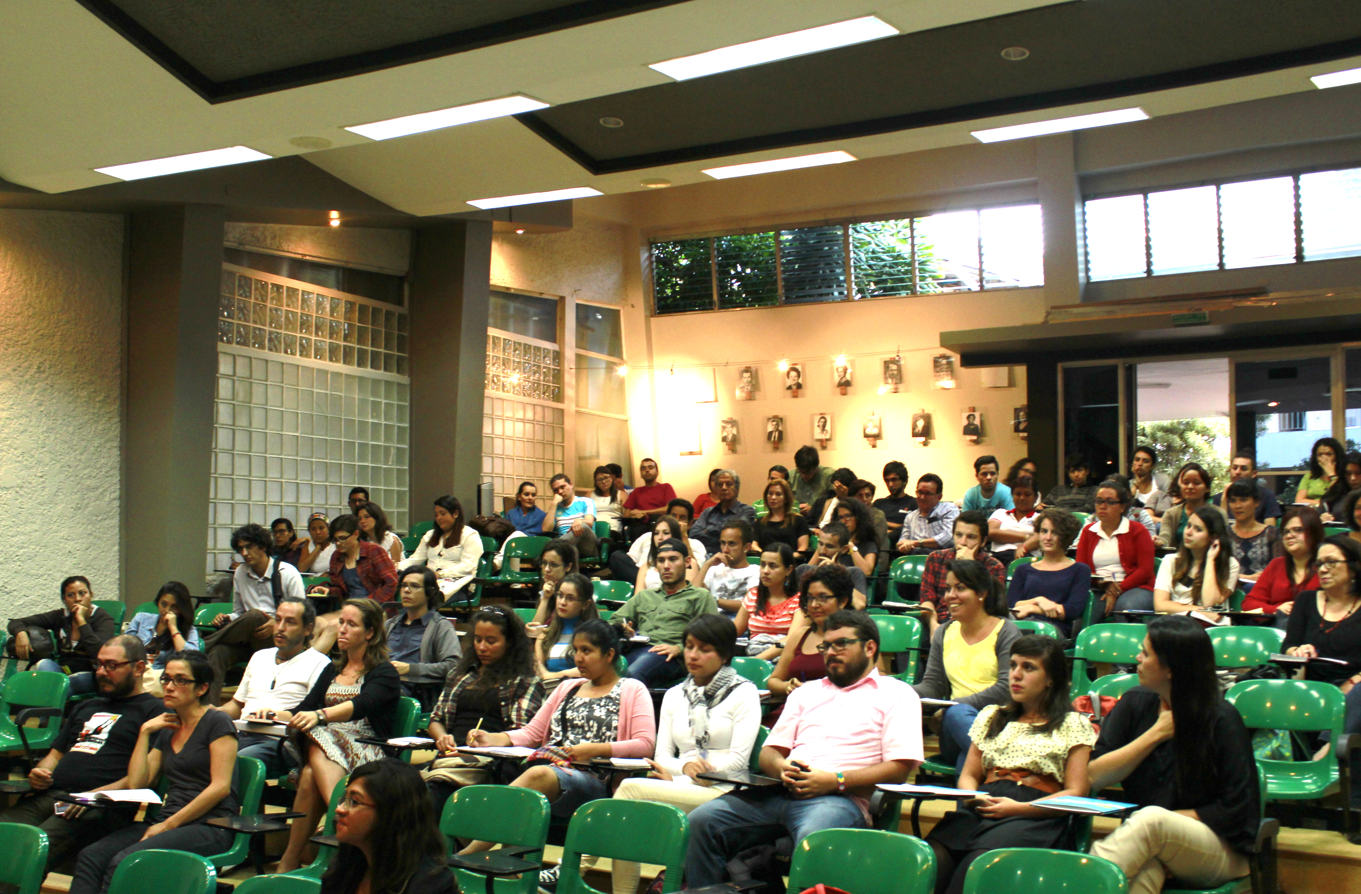 img-noticia-Conferencia abierta “Entre la Acción y lo Social, Compartiendo Experiencias en la Construcción de Proyectos Comunitarios”, en el Auditorio de la Facultad de Educación, con la participación de más de 70 personas, en su mayoría población estudiantil.  Fotografía de Ramón Morales Garro.