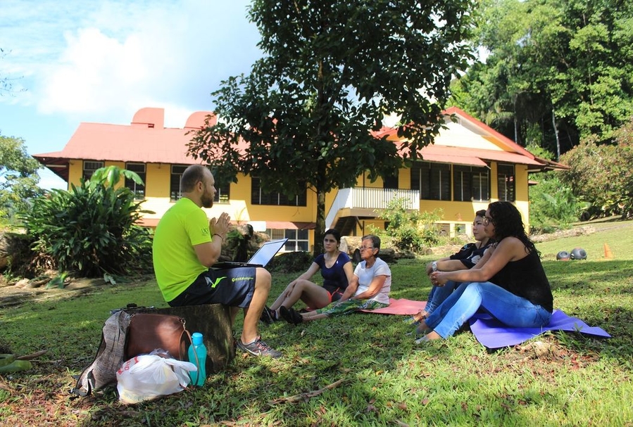 img-noticia-Actividad física y entrenamiento funcional como herramienta para combatir el envejecimiento es uno de los talleres que impartieron estudiantes del TC-589 a personas de la comunidad (foto: Oscar Mena). 