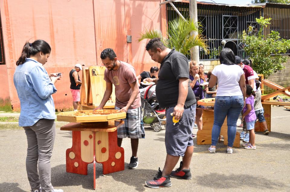 Padres de familia y niños participan de la mañana recreativa. Foto: Claudia Castro.