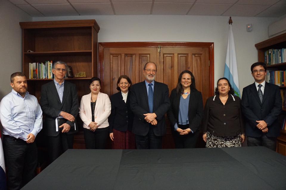 En la fotografía: Rector Henning Jensen Pennington, rector de la Universidad de Costa Rica; Sylvie Durán, Ministra de Cultura y Juventud; Juan Nájera, director de la Dirección General de Bandas; Luis Baudrit Carrillo, director de la Oficina Jurídica; María Clara Vargas Cullell, decana de la Facultad de Bellas Artes; Zamira Barquero Trejos, Coordinadora del Archivo Histórico Musical y Annette Seas Cascante, especialista del Archivo Histórico Musical UCR.