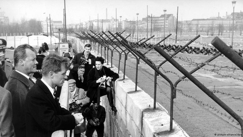 img-noticia-El Muro construido el 13 de agosto de 1961 separó la zona de la ciudad berlinesa bajo control de la República Federal Alemana (Berlín Oeste), de la capital de la República Democrática Alemana (Berlin Oriental).