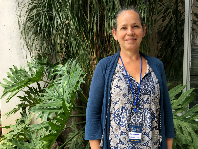 Bertalía Rodríguez Arias, líder comunitaria de Monteverde: “Yo podría decir que nuestra relación es de apoyo, de compartir. Aprendemos de la universidad y la UCR de nosotros. Yo considero que todas las comunidades del país son únicas y tienen mucha riqueza para aportar a la universidad”.  Foto Eduardo Muñoz