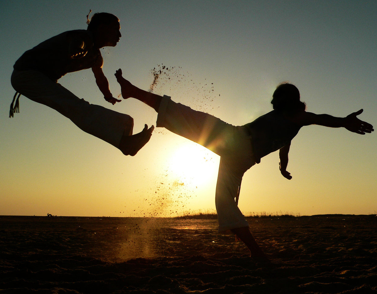 La investigación “El aikido y la capoeira como fuentes de inspiración para la dramaturgia del actor”, de Vanessa Bruno, utiliza procedimientos extraídos de los principios y las técnicas de la capoeira para analizar diversas formas de transposición del cuerpo-cotidiano para el cuerpo-escénico. 