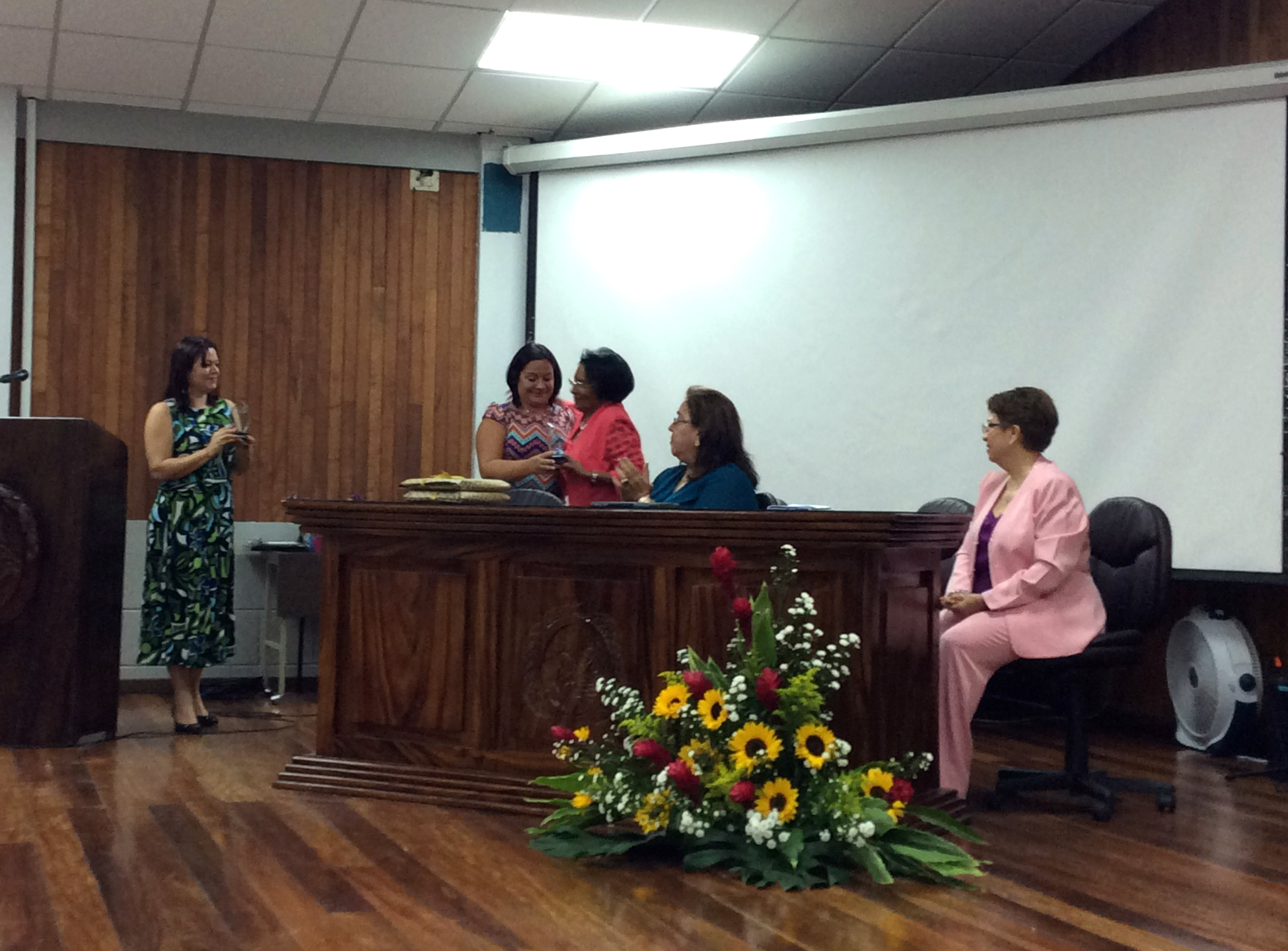 El CILEM en la Sede de Occidente celebró sus 40 años entre sus primeras docentes y algunos de sus primeros alumnos. Foto por: Evelyn Mcquiddy. 