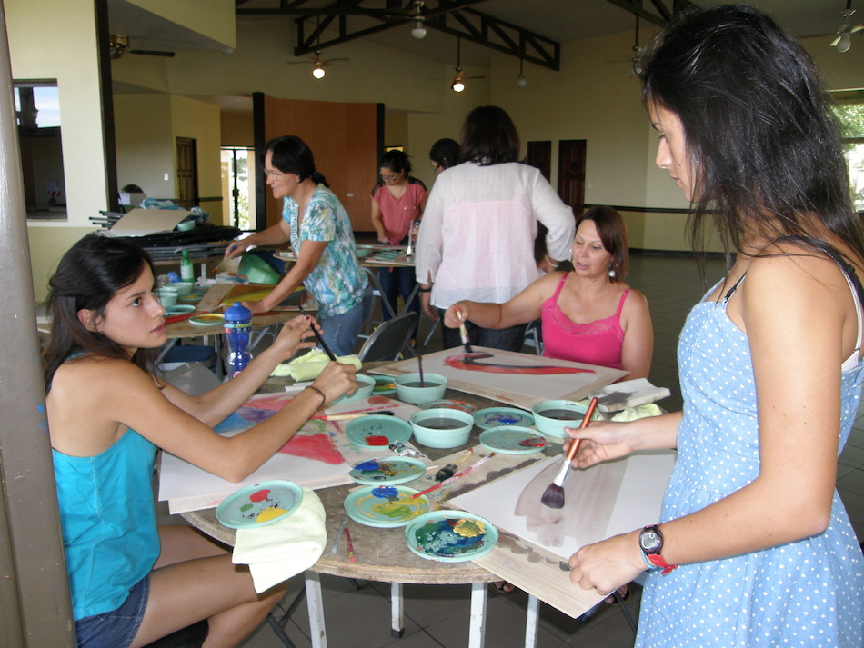 img-noticia-De forma entretenida, niños y adolescentes aprenden a trabajar en equipo en los campamentos, con la ayuda de personal universitario y voluntarios externos a la institución. Foto: Archivo del Recinto de Grecia.