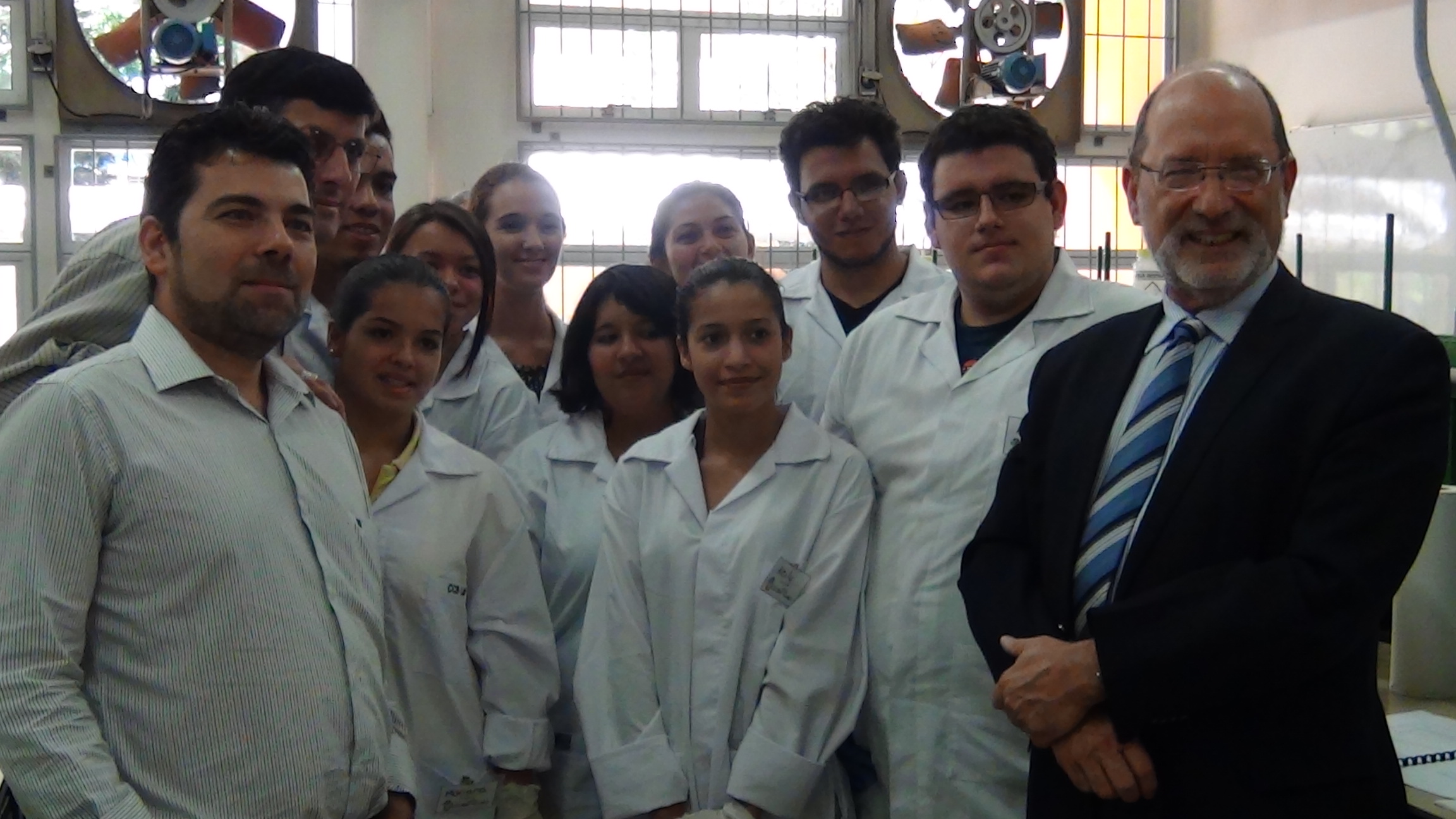 El señor Rector, Dr. Henning Jensen Pennington, asistió a uno de los laboratorios. Fotografía de Esteban Cubero. 