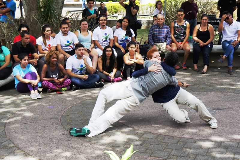 img-noticia-Mainor Gutiérrez y Jimena Muñoz integrantes de la Compañía Danza Universitaria, presentaron la coreografía “Preludio”. Foto: Cristian Esquivel 