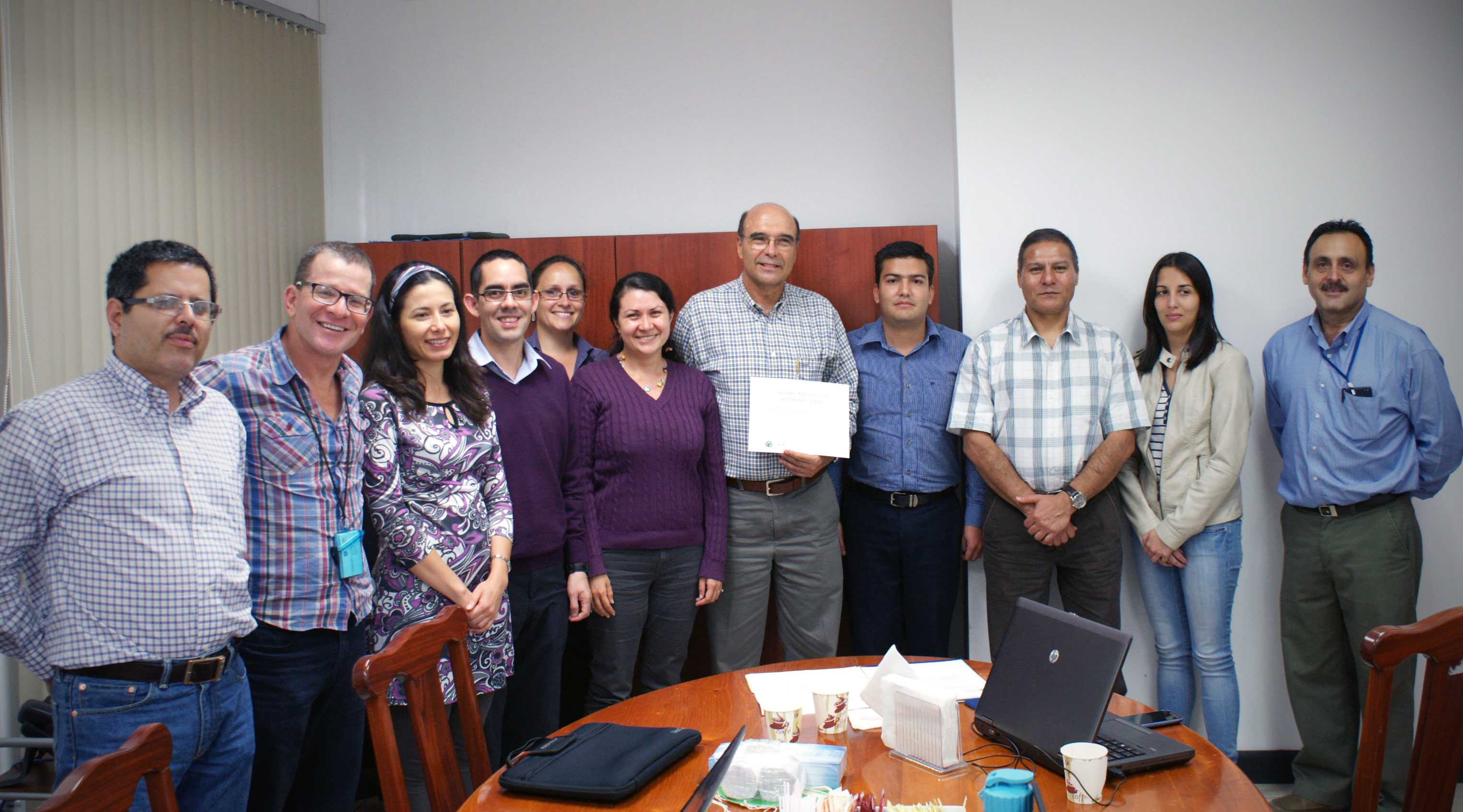 Representantes de las secciones y unidades que conforman la Vicerrectoría de Acción Social, reunidos en Consejo Académico, recibieron la certificación como unidad migrada a Software Libre.  Foto: Franklin Gutiérrez.