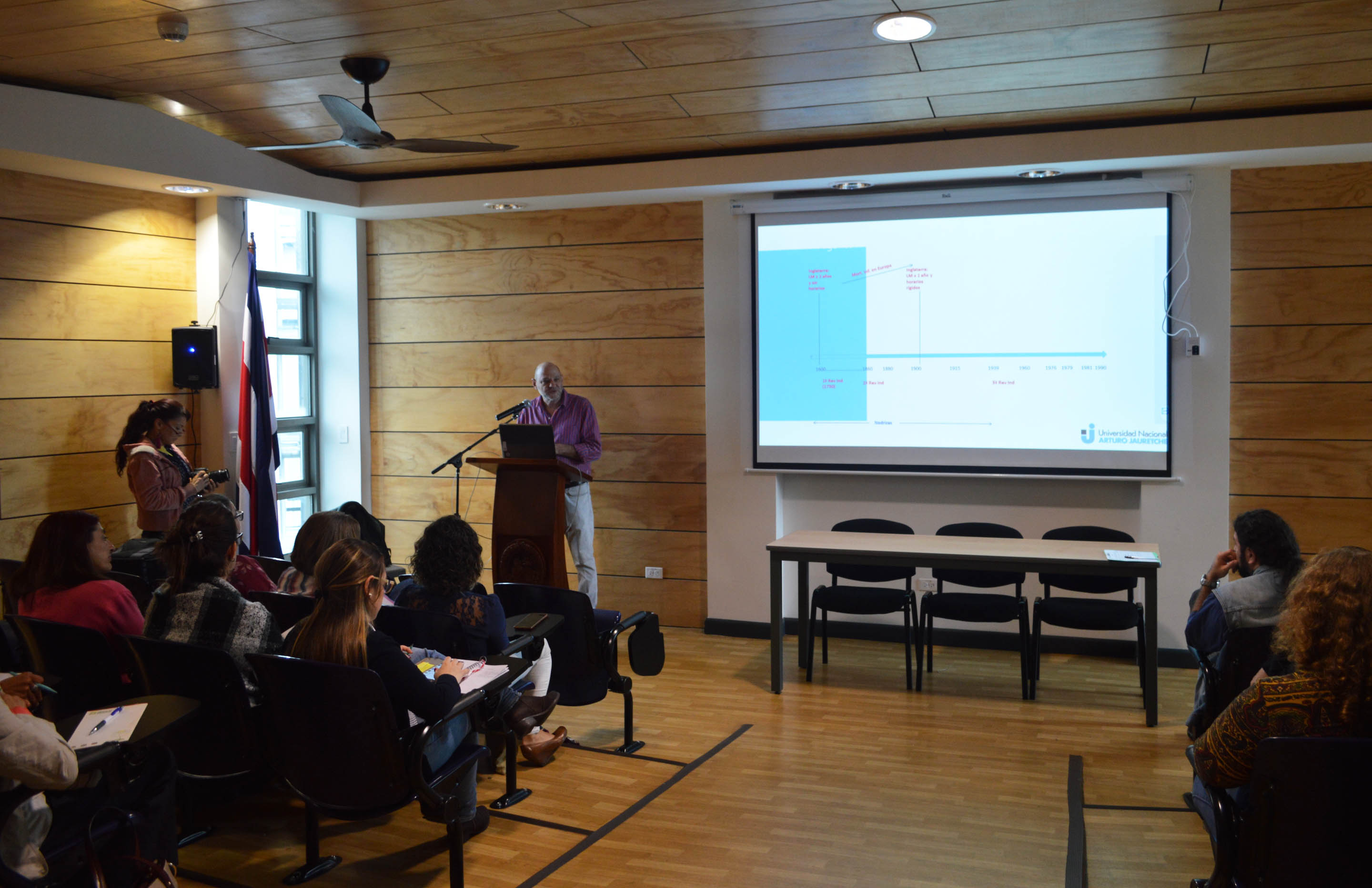 La conferencia “Pequeños grandes clientes: Los bebés y las transnacionales de la alimentación” se llevó a cabo en el miniauditorio de la Escuela de Salud Pública. Foto Laura Camila Suárez. 