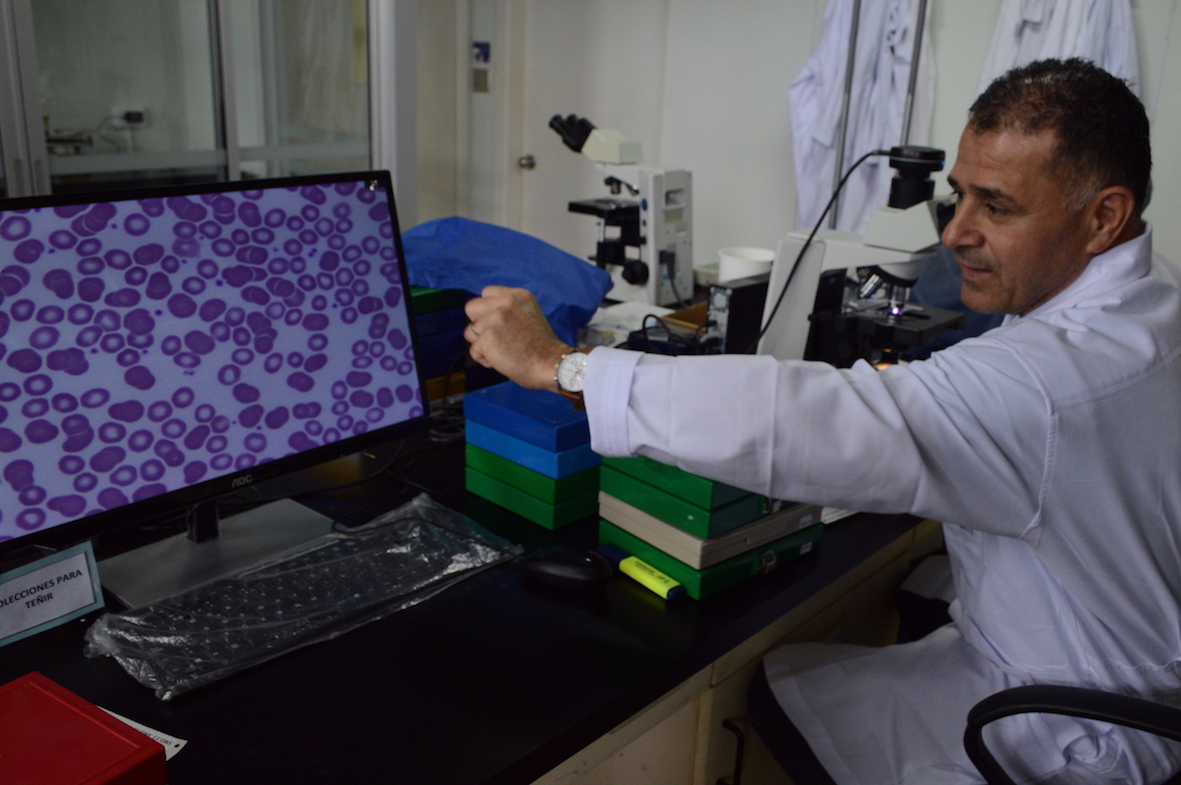 img-noticia-El técnico Federico Artavia explicando la imagen de una muestra de sangre, tomada en vivo con ayuda de un monitor conectado a un microscopio. 