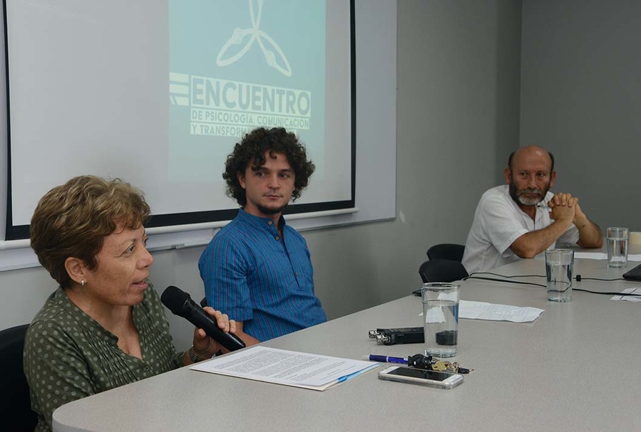 Según Teresita Ramellinila, directora de la Escuela de Psicología, resulta esencial desarrollar en los jóvenes un compromiso social que permita acercar la academia a las personas y a las comunidades. La acompañan en la mesa Andrés Cambronero y Miguel Regueyra. Foto: Karla Richmond.