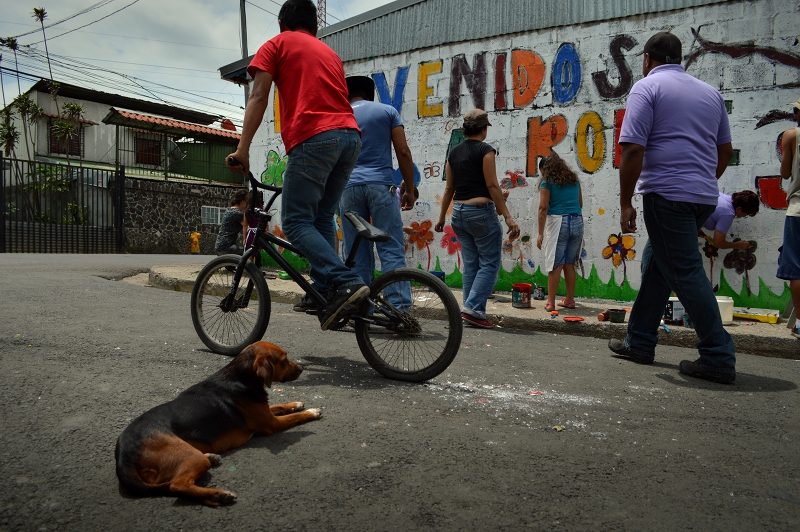 Las actividades del TC-568 incluyen la realización de murales a partir de las necesidades e intereses de la comunidad. Foto: Bolívar Rojas Vargas.