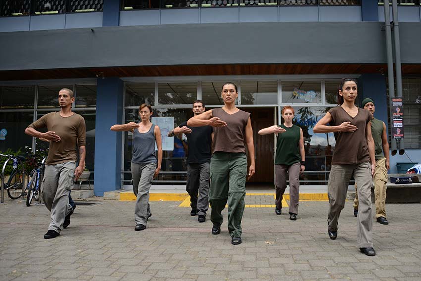 img-noticia-Danza Universitaria y Danza Abierta presentarán la coreografía “Texturas Urbanas” de Luis Piedra, el miércoles 18 de marzo, en el patio de la Facultad de Educación (foto Laura Rodríguez).