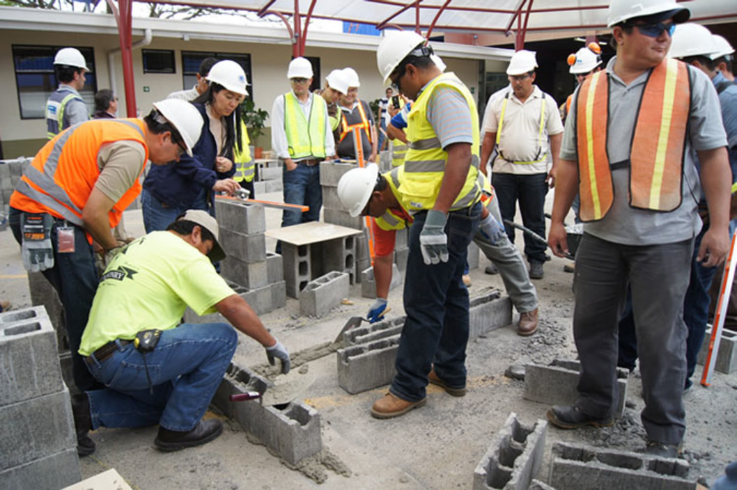 Los grupos de capacitación para maestros de obras, reciben 40 horas de formación teórico práctica con participación de especialistas de la Escuela de Ingeniería Civil y del Lanamme. Por lo general, para estas personas que tienen una baja escolaridad, es muy satisfactorio recibir un certificado de la UCR (foto archivo ODI).