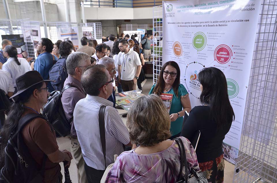 La exposición de mantas, afiches y materiales producidos por las unidades académicas y comunidades se exhibieron en el Espacio de puesta en común de aportes de los Encuentros comunitarios y de reflexión acerca de la Acción Social. Foto Claudia Castro 