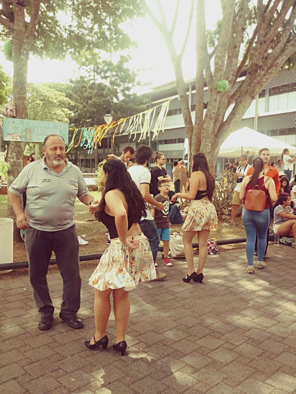 El Pretil se llenó de ritmo y baile durante la presentación de Son de la U. Foto: Daniela Muñoz