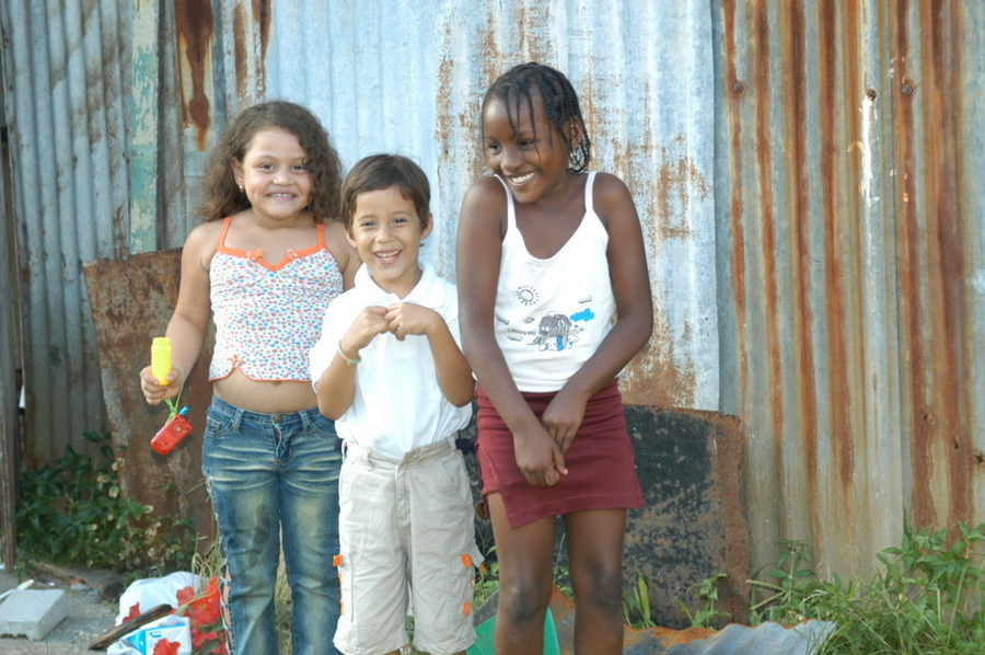 img-noticia-La acción social forma parte de los pilares en los que se fundamenta el trabajo que realiza día a día la UCR, junto con las actividades de docencia e investigación. En la fotografía: niños de la zona del Caribe. Por Luis Alvarado Castro, 2004, Archivo ODI-UCR.