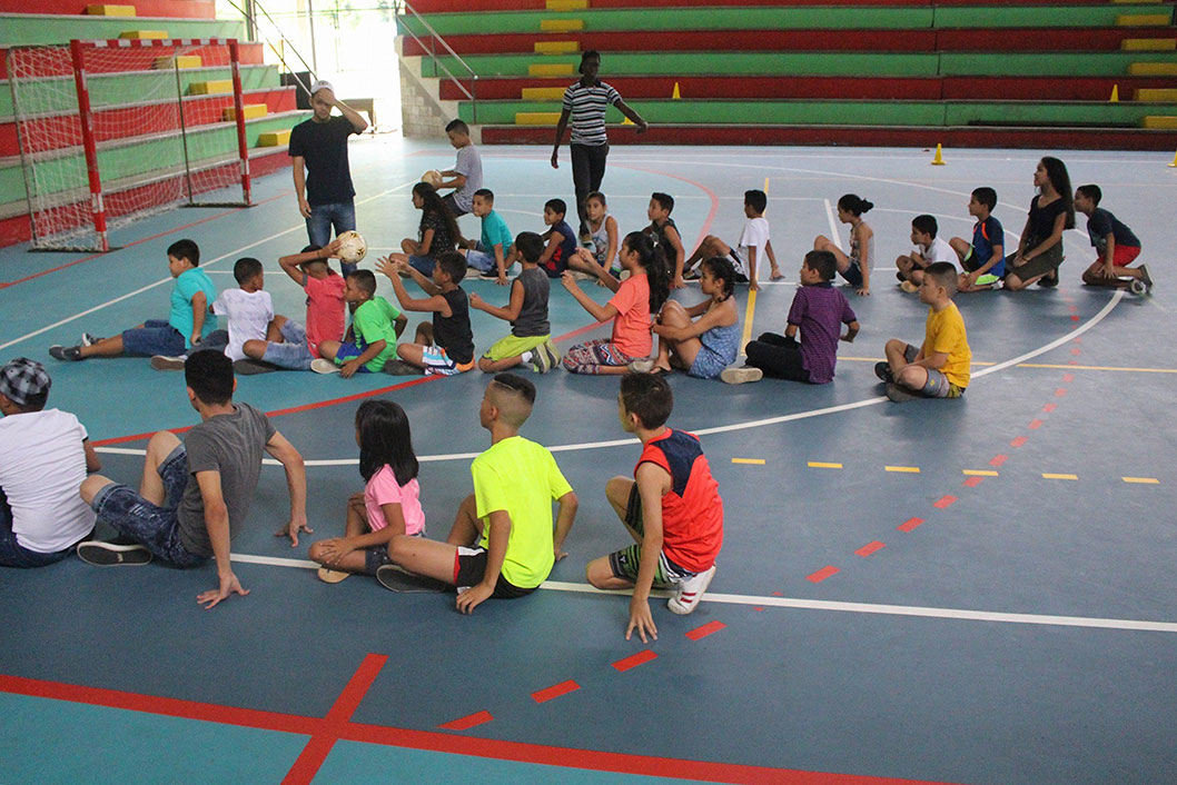 En este primer campamento infantil se mezclaron actividades recreativas con charlas sobre la naturaleza y protección del medio ambiente (foto cortesía Andy Fuller).