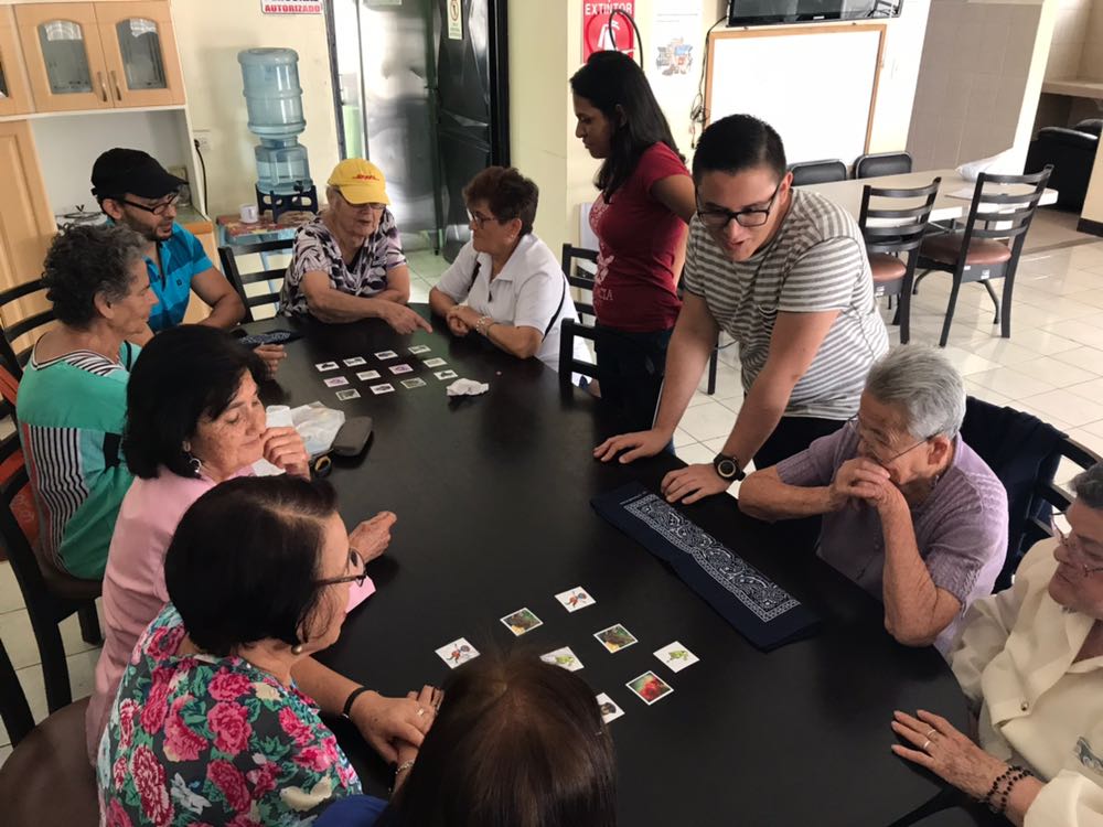 img-noticia-Los estudiantes de farmacia, Camila Angulo y Ariel Hernández, impartiendo un taller junto a sus compañeros Taller con adultos mayores y sus familiares en Guadalupe de Cartago. Foto: TCU Ayudando al que cuida